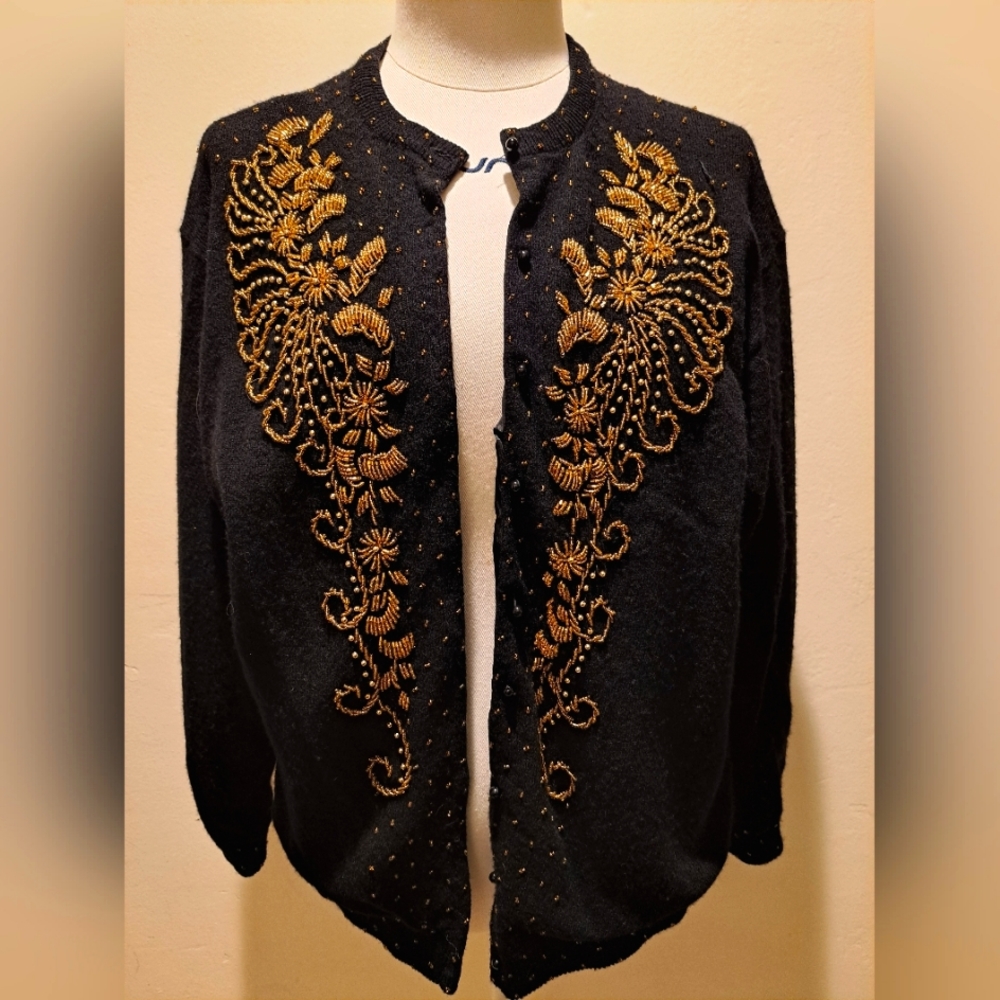 Last chance discounted Vintage embroidered cardigan sweater✨️🦚✨️
